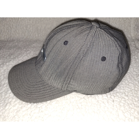 Oakley | Flex-Fit Cap in Grey - Picture 2 of 10